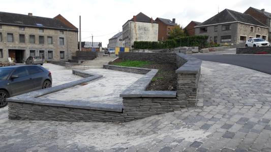 Le projet était de taille : déplacer l’axe de la grand-route au centre du village pour transformer un carrefour dangereux en une place communale conviviale, agrémentée de plantations et dotée de mobilier urbain moderne et d’un éclairage LED performant, économique et durable. Ce chantier ambitieux et porté par les habitants est devenu réalité grâce au programme ‘Smart Cities & Sustainable Development’ géré par Belfius et issu de son partenariat avec la BEI.