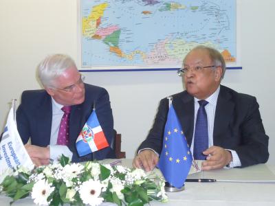 The host country agreement was signed in Brussels today by Pim van Ballekom, European Investment Bank Vice President responsible for lending in the Caribbean and Ambassador Alejandro Gonzalez Pons on behalf of the Government of the Dominican Republic.