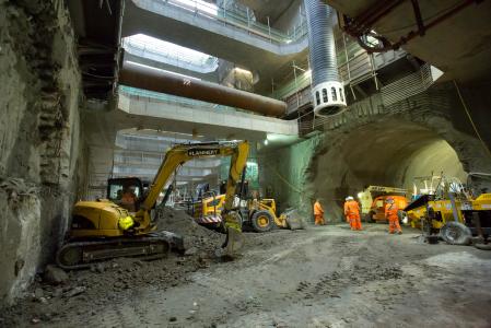 The project is part of the overall London Crossrail project (a new railway line running through London and the Berkshire, Buckinghamshire and Essex counties); it will finance around 60 new trains as well as a new maintenance depot