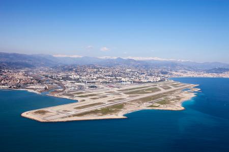 The project concerns the expansion of Nice Côte d’Azur Airport in order to cater for future growth in traffic, to optimise the mix of aeronautical and non-aeronautical space and to improve the airport’s operational efficiency. The main component is the construction of additional terminal infrastructure which will increase the terminal capacity of the airport by approximately 4 million passengers per annum (mppa). Other components include various airside works to allow the landing and take-off of larger aircraft and the preparatory works for the future construction of a tram connection to the city centre.