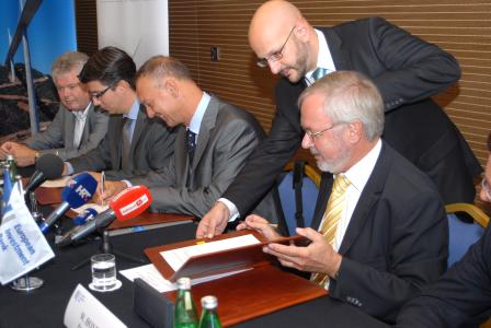 From left to right: Mr A. VLAHUSIC, Mayor of Dubrovnik,Mr B. BERKOVIC,Senior Executive Director, Croatian Bank for Reconstruction and Development,Mr A. KOVACEV, President of the Managing Board, Croatian Bank for Reconstruction and DevelopmentMr. Werner HOYER, President of the EIB andMr Anton ROP, Vice President of the EIB