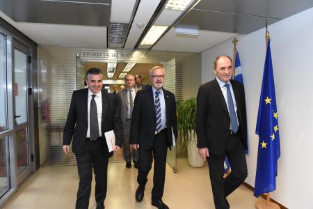 European Investment Bank (EIB) President Werner Hoyer, accompanied by Vice President Jonathan Taylor, today met in Athens with Greek Minister of Finance Euclid Tsakalotos and Minister of Economy, Development & Tourism Giorgos Stathakis, as well as Governor of the Bank of Greece Yiannis Stournaras, to reiterate and enhance the EU bank’s commitment to Greece.