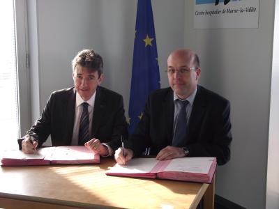 from left to right: Philippe de Fontaine Vive, Vice-President of the European Investment Bank (EIB) and Thomas Le Ludec, Group Director of the Centres Hospitaliers de Meaux, Lagny Marne La Vallée and Coulommiers