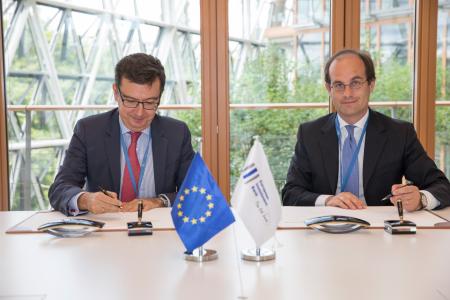 Vice-President Román Escolano, signs the agreement with Farmafactoring España