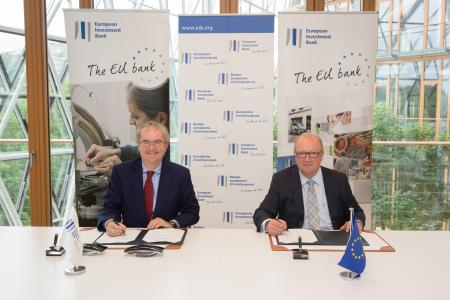 From left to right: Mr Jonathan Taylor, Vice-president of the EIB and Mr Niels Jacobsen, President and CEO of William Demant