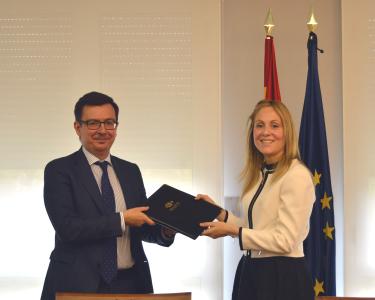 From left to right : EIB Vice-President Román Escolano and Emma Navarro, CEO of ICO.