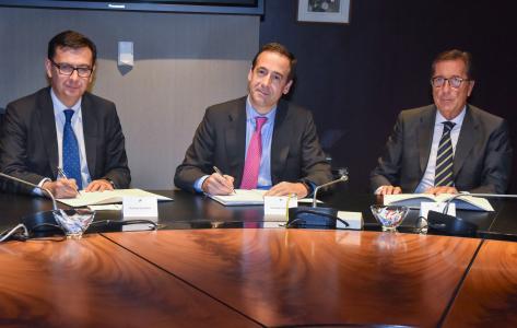 from left to right: Mr Román Escolano, Vice-President of the EIB, Mr Gonzalo Gortázar, CEO of Caixa Bank, and Mr Antonio Vila, President of Microbank