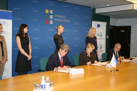 From left to right: Mr Romualdo Massa Bernucci, Director of OPS for BSNE, Mrs Rasa Budbergytė, Finance Minister and Mr Kęstutis Trečiokas, Minister of Environment.Background: Mrs Junona Bumelyte, JESSICA-officer in Vilnius for the EIB, Mrs Dalia Liesytė, specialist of Division of Managing Operational Programme for Cohesion Promotion of The Ministry of Finance, and Mrs Eglė Valūnė, Head of European Union Assistance Planning and Procedures Division of the Ministry of Environment.