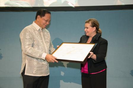 The winner of the 4th European Microfinance Award was presented to the Philippine organization Alay Sa Kaunlaran Inc. (ASKI) for their efforts to support the local Philippine agricultural sector here with Her Royal Highness The Grand Duchess of Luxembourg