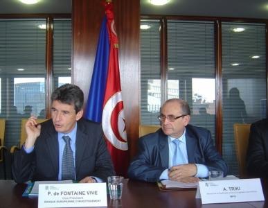 de gauche à droite: M. Philippe de Fontaine Vive, vice président de la Banque européenne et M. Abdelhamid Triki, ministre tunisien de la Planification et de coopération internationale