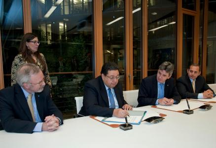 Mr Werner Hoyer, President of the EIB, Dr. Ziad Bahaa Eldin, Deputy Prime Minister and Minister of International Cooperation, Mr Philippe de Fontaine Vive, Vice President of the EIB and Mr. Hesham Okasha, Chairman of the National Bank of Egypt (NBE)