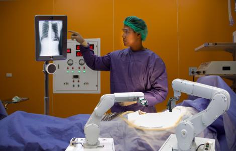 Doctors are using modern technology to treat with robots. Treat patients and analyze symptoms. In the most advanced laboratory of the intelligent hospital, the concept of care and health in the future