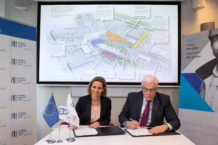 From left to right: Schiphol’s CFO Els de Groot and EIB Vice-President Pim Van Ballekom