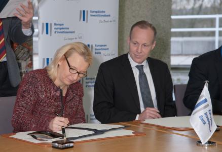 Anita Fürstenberg-Lucius, EIB Director, Operations in the Baltic Sea Region and Peter Rønnest Andersen, Chief Financial Officer, Haldor Topsøe