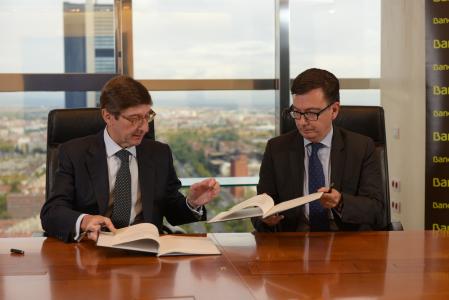 from left to right: Mr José Ignacio Goirigolzarri, President of Bankia Bank and Mr Román Escolano, Vice-President of the EIB