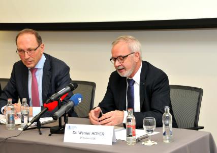 from left to right: Robert Scharfe, CEO of Luxembourg Stock Exchange, and Werner Hoyer, President of the EIB