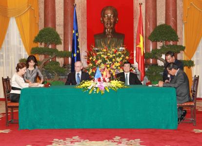 Ms Magdalena Álvarez Arza, Vice-President of the EIB, and Mr Truong Chi Trung, Vietnam’s Vice-Minister of Finance, in the presence of Mr Truong Tan Sang, the President of the Socialist Republic of Vietnam and Mr Herman van Rompuy, the President of the European Council.