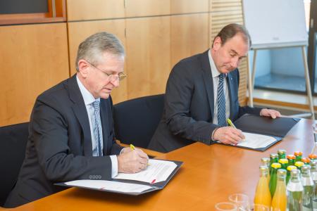 Mr Wilhelm Molterer, Vice President of the EIB and Martin Schaller, Director General of RLB Steiermark