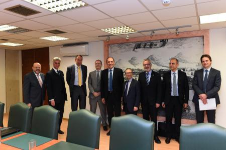 European Investment Bank (EIB) President Werner Hoyer, accompanied by Vice President Jonathan Taylor, today met in Athens with Greek Minister of Finance Euclid Tsakalotos and Minister of Economy, Development & Tourism Giorgos Stathakis, as well as Governor of the Bank of Greece Yiannis Stournaras, to reiterate and enhance the EU bank’s commitment to Greece.