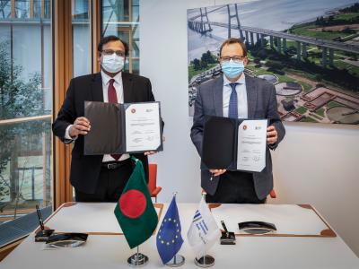 Signature ceremony between HE Mahbub Hassan Saleh, Ambassador and Head of Mission of Bangladesh and VP Thomsen.