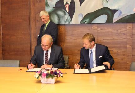 From left to right: Mr Albert Le Dirac’h, Chief Executive Officer of Komerční Banka, and Mr Vazil Hudák, EIB Vice-President.