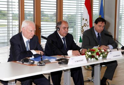 from left to right: Mr Philippe Maystadt, President of the EIB, Mr. Najmiddinov, Minister of Finance of the Republic of Tadjikistan and Mr Puliti from the EBRD