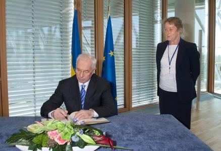 His Excellency Mykola Azarov, Prime Minister of Ukraine, signs the EIB's guestbook in the presence of Eva Srejber, EIB Vice-president
