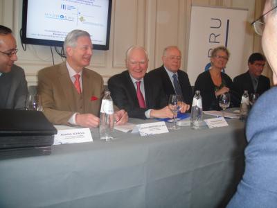 de gauche à droite: Abdellah ACHAOUI : Vice-Président HYDROBRUJacques MARTROYE de JOLY : Président HYDROBRUPhilippe MAYSTADT : Président BEICharles PICQUE : Ministre-Président du Gouvernement de la Région de Bruxelles-CapitaleEvelyne HUYTEBROECK : Ministre du Gouvernement de la Région de Bruxelles-Capitale chargée de la Politique de l’Eau Marcel LEEMANS : Directeur Général d’HYDROBRU
