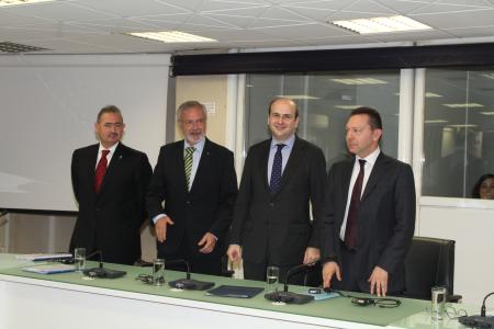 Mr Mihai Tanasescu, Vice President of the EIB, Werner Hoyer, EIB President for the EIB Group, Kostis Hatzidakis, Minister of Development and Competitiveness, for the Hellenic Republic and Minister of Finance Yannis Stournaras