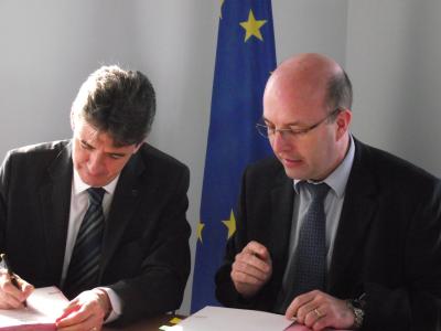 from left to right: Philippe de Fontaine Vive, Vice-President of the European Investment Bank (EIB) and Thomas Le Ludec, Group Director of the Centres Hospitaliers de Meaux, Lagny Marne La Vallée and Coulommiers