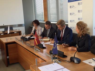 From left to right: The translatoir, EIB Vice President Mr Jan Vapaavuori, the Mayor of Vilnius Mr Remigijus Šimašius, the CEO of the City Administration Mrs Alma Vaitkunskienė.