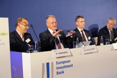 from left to right: Mr Rober Harrabin, Environmental Analyst, BBC and Mr Hans-Jörg Bullinger, President, Fraunhofer-Gesellschaft of Germany