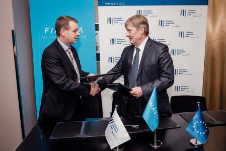 From the left to right : EIB Vice-President Mr Jan Vapaavuori and Mr Kari Savolainen, CEO of Finavia