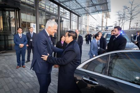 Official meeting of Vietnamese Prime Minister Phạm Minh Chính and EIB Vice-President Kris Peeters at the EIB headquarters in Luxembourg on December 10, 2022. 