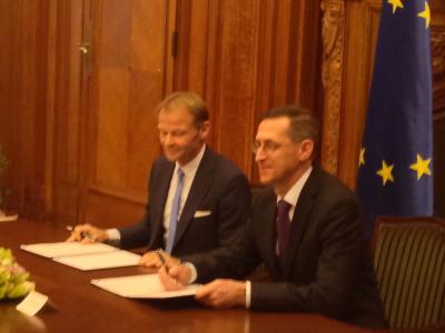 From left to right: Mr Vazil Hudák, EIB Vice President, and Hungarian Minister of National Economy Mr Mihaly Varga.