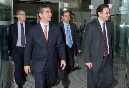 From left to right: EIB Vice President Mr. Plutarchos Sakellaris and the Minister of Finance and new Governor of the EIB, Mr. George Papaconstantinou entering the bank headquarter