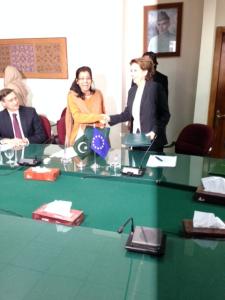 Ms Nargis Sethi, Secretary of Pakistan’s Economic Affairs Division and EIB Vice-President Magdalena Álvarez Arza at a ceremony in Islamabad.