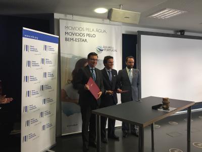 From left to right: EIB Vice-President R. Escolano and J. Mendes, CEO of Aguas