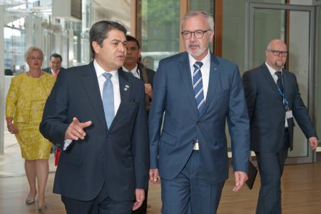 Mr Juan Orlando Hernández, President of the Republic of Honduras and Werner Hoyer, President of the EIB