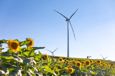 The images show an existing wind farm in Spannberg, which is being expanded with the help of EIB financing.