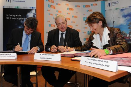 From left to right: Philippe de Fontaine Vive, EIB Vice-president, Jean-Paul Huchon, President of the region Île-de-France and Sophie Mougard, Director General of STIF