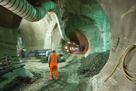 The project is part of the overall London Crossrail project (a new railway line running through London and the Berkshire, Buckinghamshire and Essex counties); it will finance around 60 new trains as well as a new maintenance depot