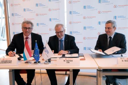  As part of the ERI (Economic Resilience Initiative) 1st Information Session, EIB President, Werner Hoyer, and EIB Vice-President, Dario Scannapieco, welcome Luxembourg Minister for Finances, Mr Pierre Gramegna for the signature of the new Economic Resilience Contribution Agreement between EIb and the Grand Duchy of Luxembourg