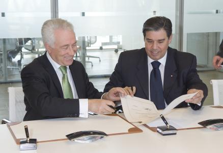 From left to right: Carlos Da Silva Costa, EIB Vice-President; Carlos Appelgren, Ambassador of Chile in Brussels