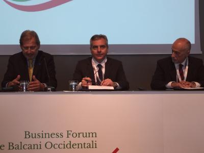 From left to right: Commissioner Hahn, EIB Vice-President D. Scannapieco and P. Gilibert