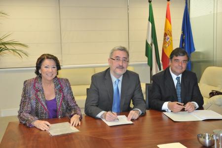 EIB Vice-President Magdalena Álvarez Arza, Minister for the Economy, Innovation and Science of the Government of Andalusia, Antonio Ávila Cano and BBVA’s Territorial Director (south), Agustín Vidal-Aragón de Olives