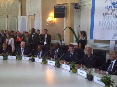De g. à d. : Jassim Al Mannai, Président du Fonds Monétaire Arabe ; Philippe Maystadt, Président de la BEI ; Ahmad Mohamed Ali Al-Madani, Président de la Banque Islamique de Développement ; François Baroin, Ministre de l'Economie, des Finances et de l'Industrie ; Donald Kaberuka, Président de la Banque Africaine de Développement et Christine Lagarde, directrice générale du Fonds Monétaire International