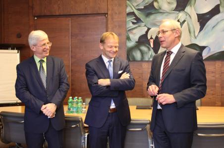 From left to right: Mr Peter Palecka, Senior Executive Director of Komerční Banka, Mr Vazil Hudák, EIB Vice-President, and Mr Albert Le Dirac’h, Chief Executive Officer of Komerční Banka.