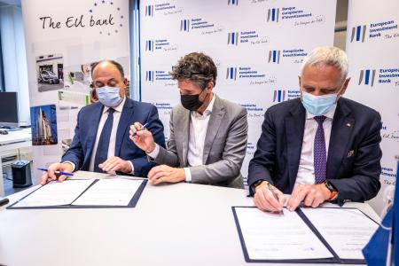 From left to right: W. Borsus, Minister of Economy of Wallonia, M. Vanbrabant, CEO of iSTAR Medical and EIB Vice-President K. Peeters