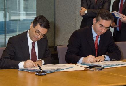 Mr Murilo Portugal, International Monetary Fund Deputy Managing Director and Mr Plutarchos Sakellaris, Vice President of the EIB